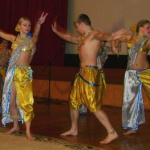 беларусская молодёжь танцкет индийские танцы под индийские же мотивы, причём вес