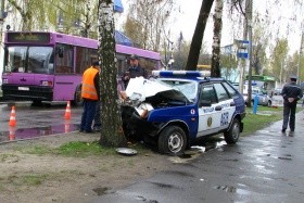 Милицейская машина разбилась о дерево