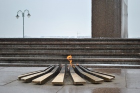 В 11.00 на Советской площади к Вечному огню возложат цветы и венки