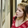 Девушки обсуждают увиденное